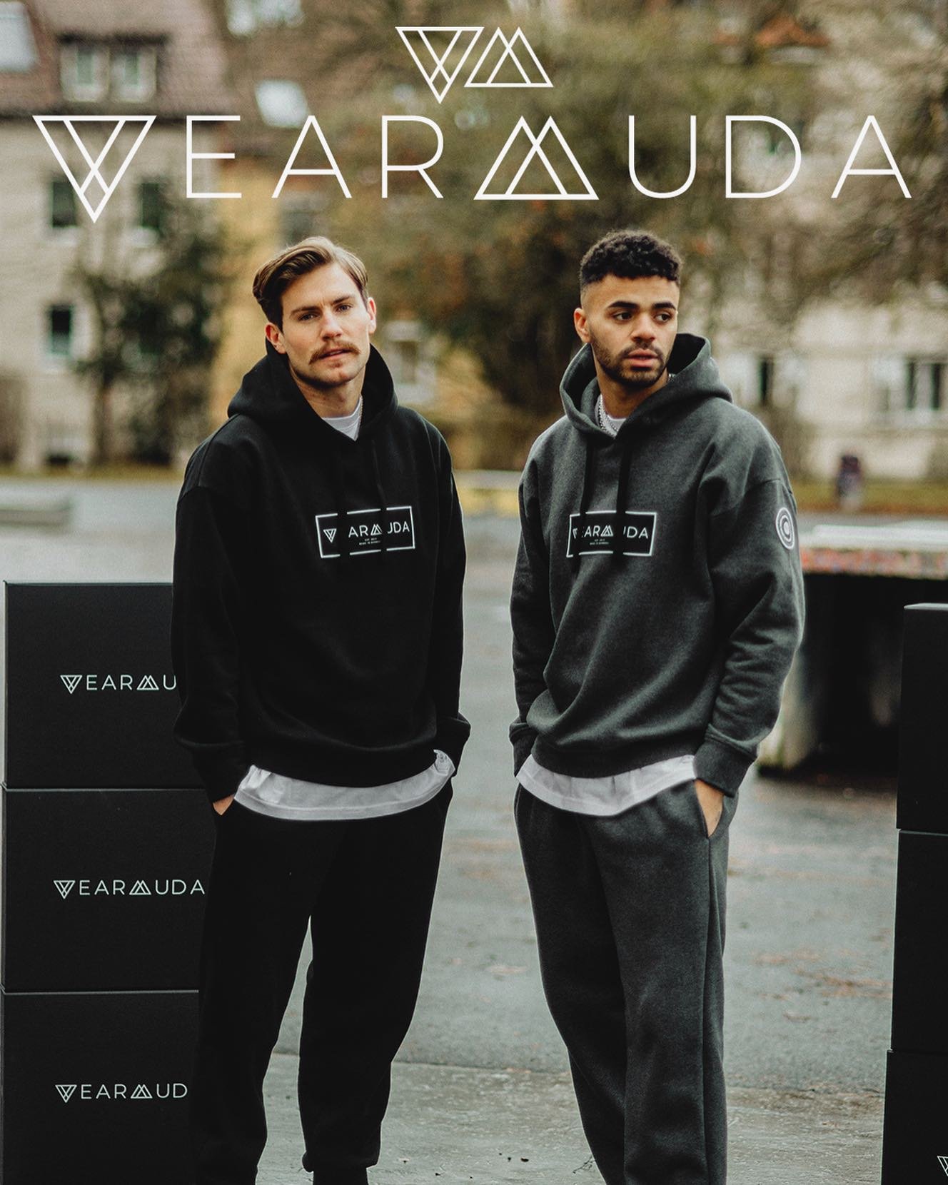 WEARMUDA resmi arşiv çekiminde siyah hoodie tasarımları